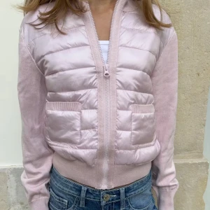 Ljusrosa cardigan  - Säljer en ljusrosa cardigan jacka med quiltad framsida och två fickor. Lik monclers, använd 1 gång ! Skriv för egna bilder💕💕💞pris kan diskuteras vid snabb affär 