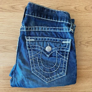 True Religion Jeans Ricky Super T - !skicka bud för snabb affär! Feta true religion jeans, fet sällsynt wash, storlek 30 i bra skick. Saknar en knapp där bak dock. Skriv om ni undrar någonting 📲