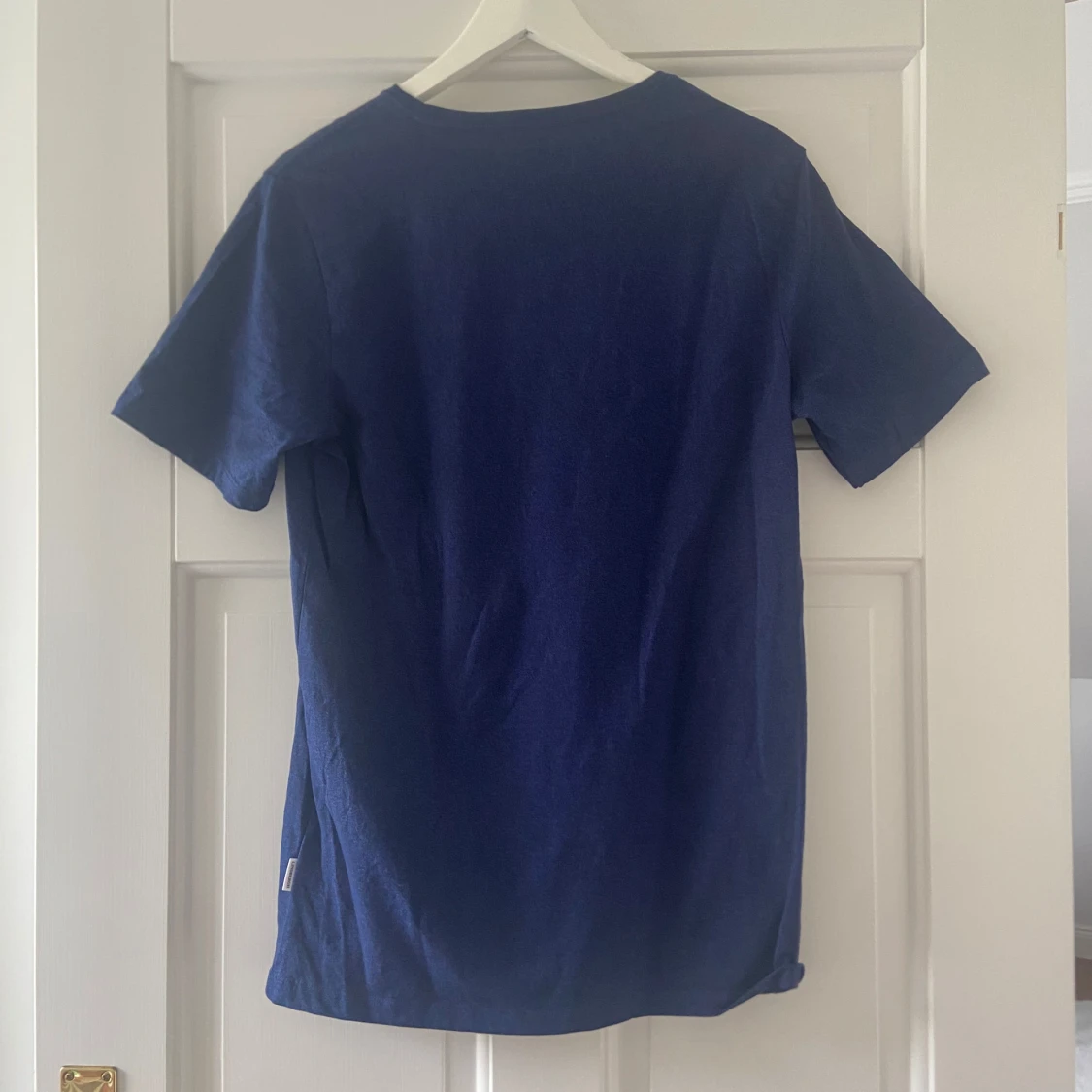 säljer en klassisk mörkblå t-shirt från märket Lindbergh - 2