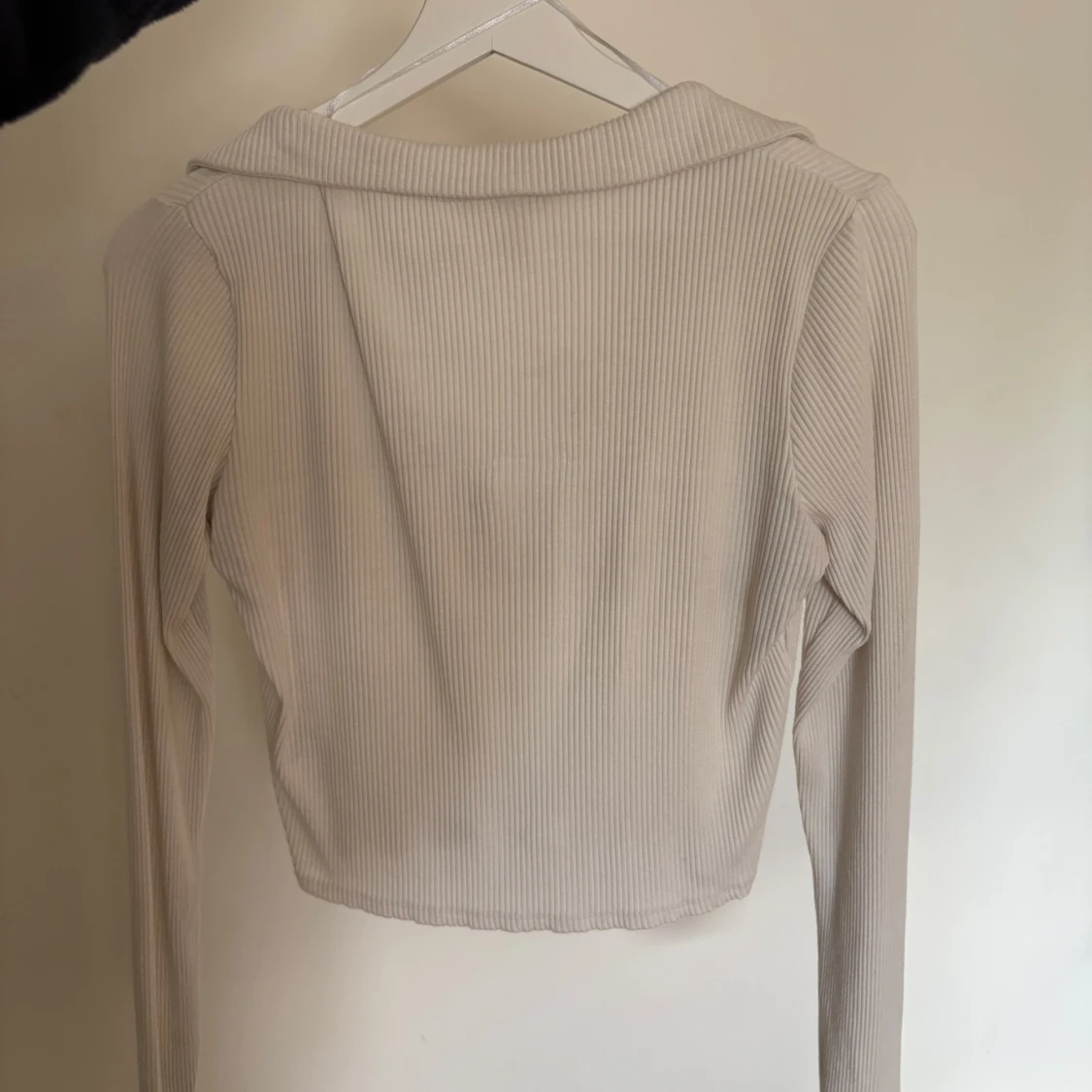 Beige/krämvit ribbad croppad tröja med krage - 1