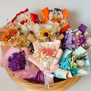 Välkommen 👋🏻 - Vi är ett nystartat litet företag i Sverige som skapar handgjorda gåvor med torkade blommor – varje present är gjord med kärlek och omsorg.  Vad ingår i varje set? 	•	En bukett med torkade blommor  	•	LED-ljusslinga som skapar magisk stämning 	•	En söt liten nallebjörn (välj din favorit!) 	•	Stilren och genomskinlig presentförpackning  Pris: 250 kr / set Frakt: 30 kr (2–3 dagar inom Sverige)  Perfekt som present till födelsedagar, student, tackgåva eller bara för att visa omtan