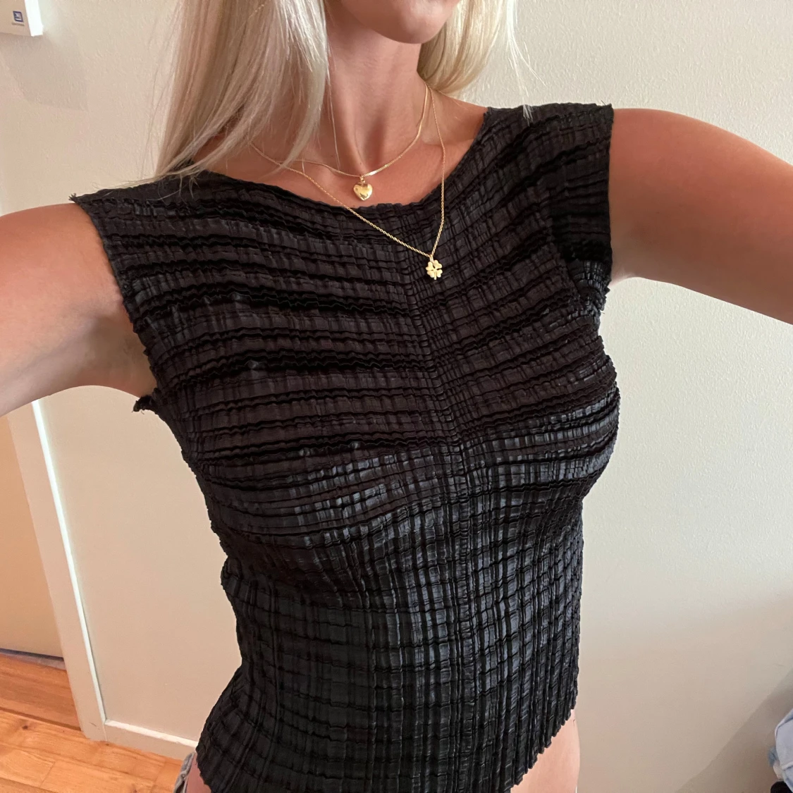 Svart ribbad linnetopp - 1