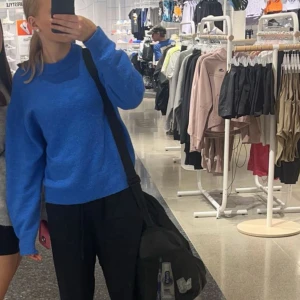 Blå stickad tröja - Blå stickad tröja från h&m. Passar både xs/s.  