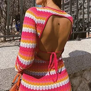 Bershka klänning  - Superfin rosa & orange sommarklänning från Bershka med öppen rygg. Perfekt till sommaren att ha på stranden eller liknande💕💕Aldrig använd så i jättefint skick 🥰