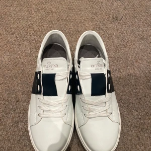 Valentino Garavani skor - Säljer ett par vita Valentino Garavani sneakers använda Max 2 gånger köpta på Plick så kan inte garantera äkthet box fås med. Kan sänka priset vid snabb affär bara att höra av sig vid frågor