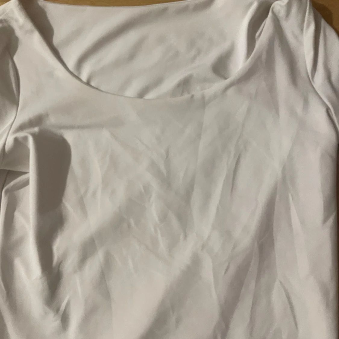 Vit långärmad topp med rund hals - 1