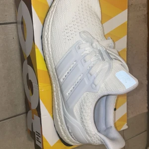 Vita Adidas Ultraboost  - Säljer ett par fräscha vita Adidas Ultraboost