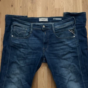  Replay Anbass - Säljer ett par mörkblå jeans från Replay Anbass Storlek 31-34.