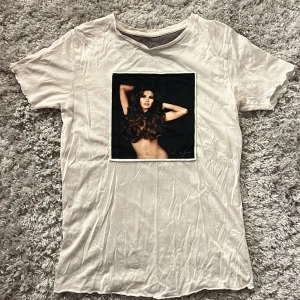 Limitato t shirt - Säljer denna riktigt snygga Limitato t shirten som är perfekt nu för sommaren. Tröjan är i storlek xs och är i bra skick bara lite skrynklig. Bara att skriva över frågor och funderingar.