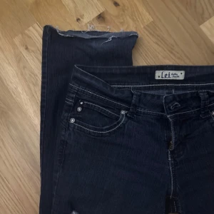 Lågmidjade bootcut jeans - Jätte snygga lågmidjade jeans med hål