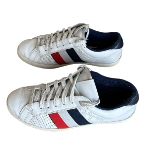 Moncler  - Moncler sneakes. Storlek 40 passar även 41. Skick 8/10 fina. Pris 890kr finns att köpa på Fashionels.com 