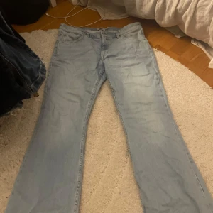 Lågmidjade bootcut jeans  - Super snygga lågmidjade bootcut jeans köpt ifrån lager 157. Inga defekter är i XL men sitter mera som L.
