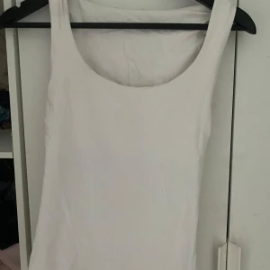Vit linnetopp - Fint linne som sitter figurnära med dubbel tygg vid brösten 