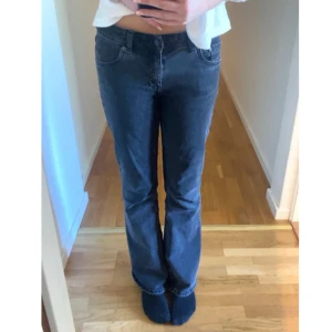 Mörkgrå näst intill svarta bootcut jeans - Säljer ett par mörka jeans med bootcut passform. Normalhög midja. Perfekta för dig som gillar en tidlös stil med lite utsvängda ben.
