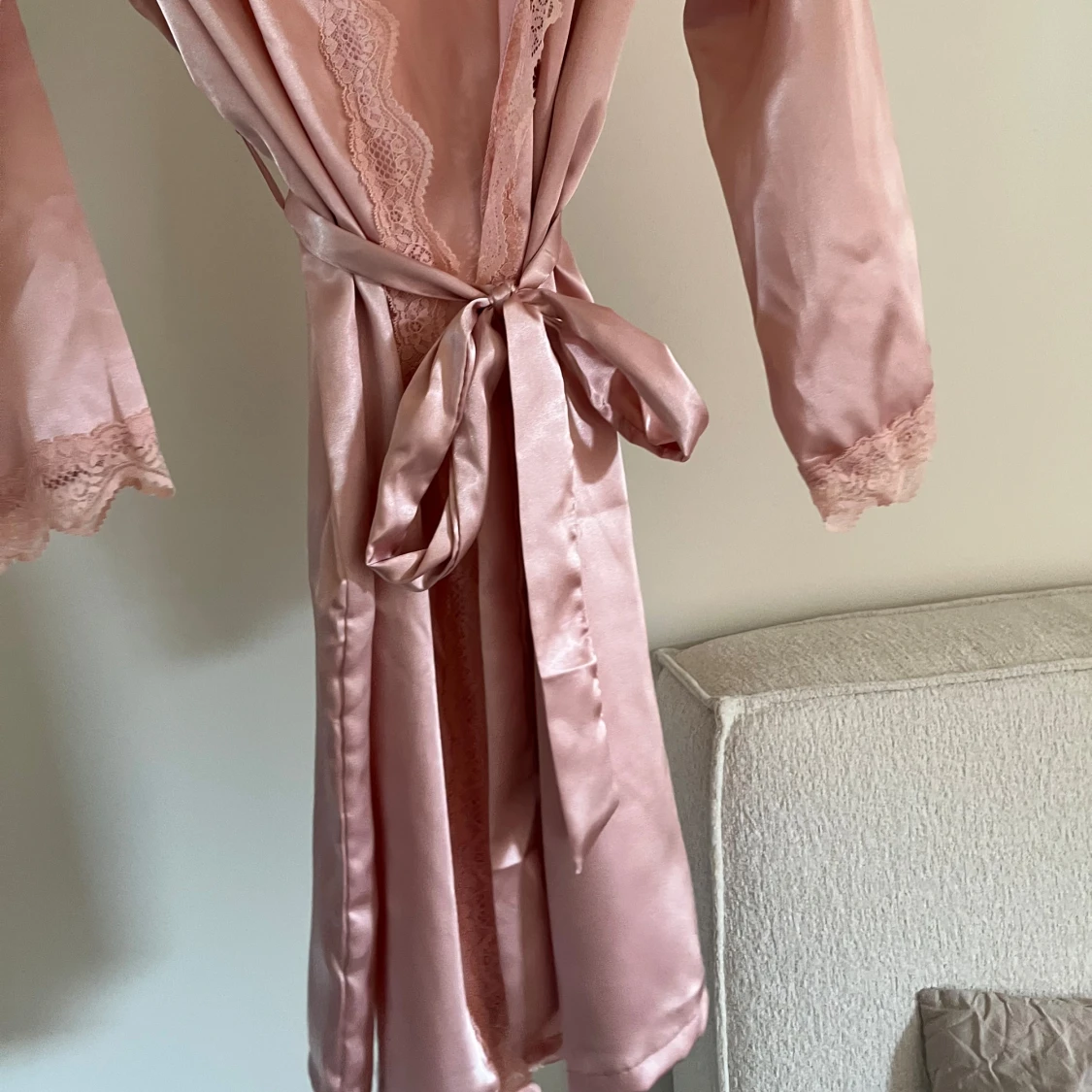 Rosa satin morgonrock med spetsdetaljer - 1