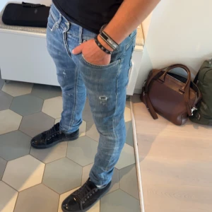 Dondup - Säljer ett par riktigt feta jeans för Dondup i färgen ljus blå, väldigt bra skick. Skriv om du har några frågor eller funderingar!
