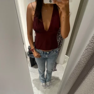 Vinröd halterneck topp med öppen rygg - Säljer min vinröd halterneck topp med djup v-ringning och öppen rygg som knyts i nacken och ryggen. Använt den en gång bara. Skriv för mer info🩷🩷