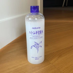 Naturie Hatomugi Skin Conditioner - Toner. Säljer pågrund av att jag har dubbletter av den den är bara provad. Ny pris runt 150❤️