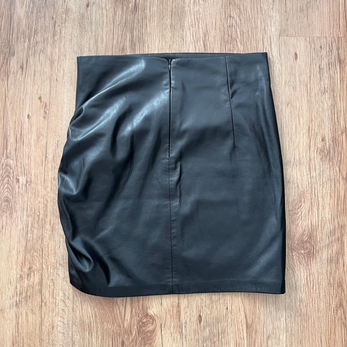 Snygg svart kjol i skinnimitation från Zara - 1