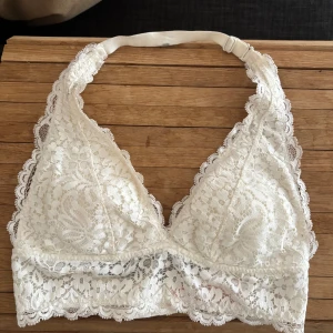 BH topp hunkemöller - Hyfsat skick har en fläck på bandet där uppe som sitter vi nacken. Uttagbara  kupor.