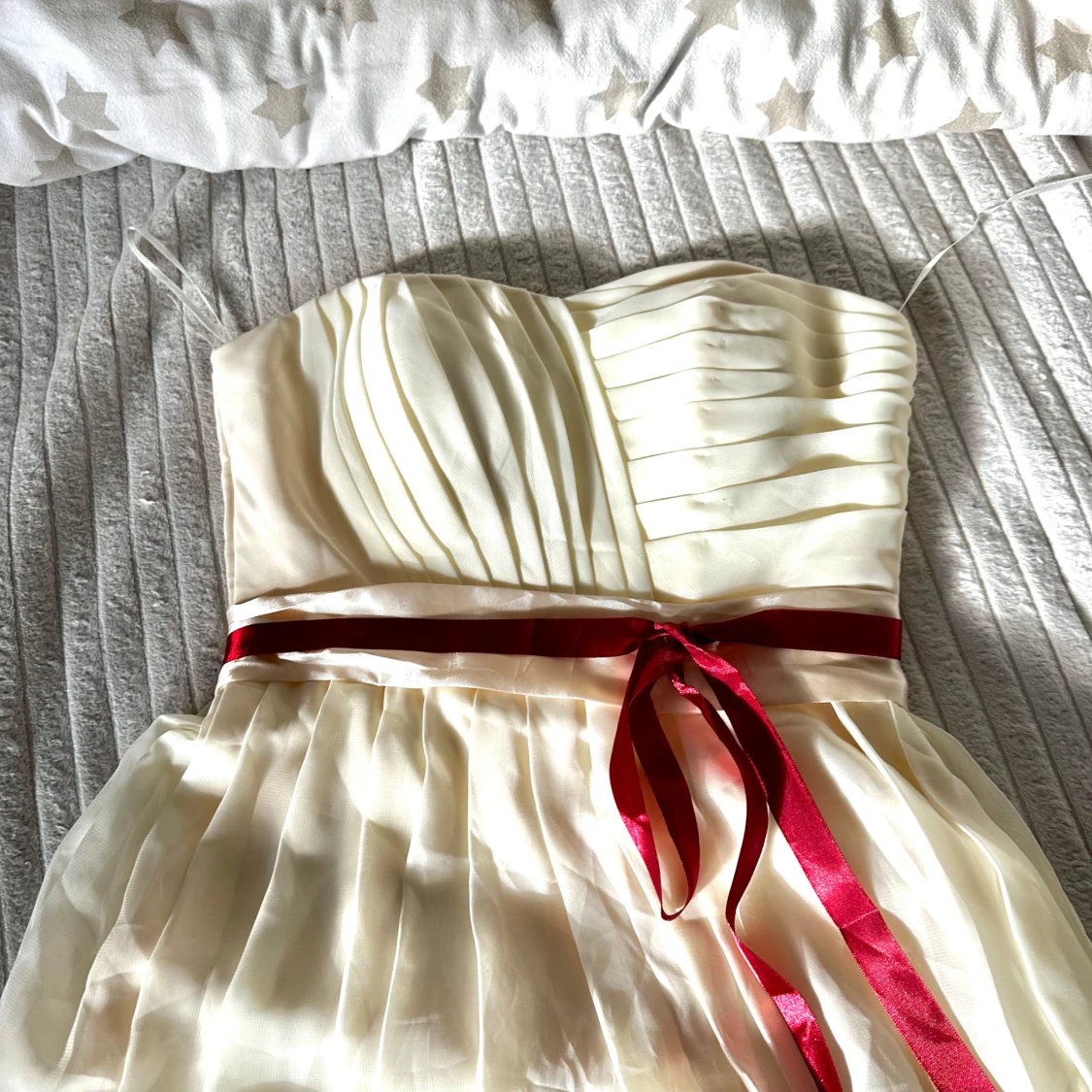 Vit axelbandslös klänning med röd rosett - 1