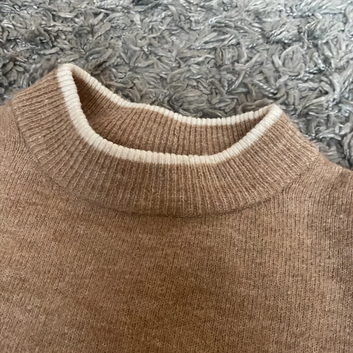 Beige stickad tröja med vita detaljer - 4