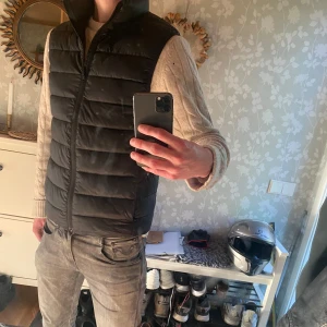 Svart Dunväst - En stilren svart dunväst från H&M. Perfekt nu till våren och sommaren. Passar väldigt bra att lagra med🤩