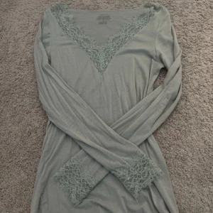 Spets tröja Intimissimi  - Super fin och dessutom  använd väldigt få ggr säljer för 369 