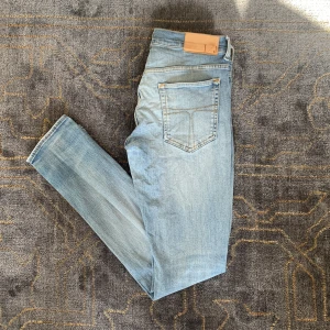 Tiger of Sweden jeans  - Säljer dessa snygga tiger of sweden jeansen för endast 399kr. Skicket är är väldigt bra förutom att det är lite smutsigt men om du köper dessa åker dem igenom en tvätt så därefter blir dem som nya. ( 8/10) och är i storlek 30/32 och i modell Slim. Om ni har några frågor så är det bara att höra av sig!