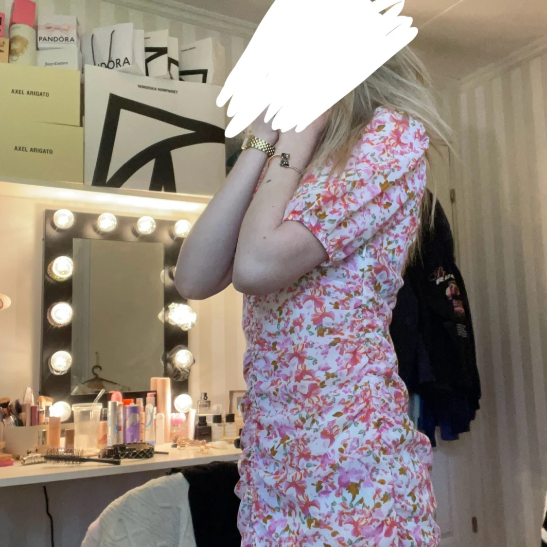 Blommig kortklänning med volang - 1