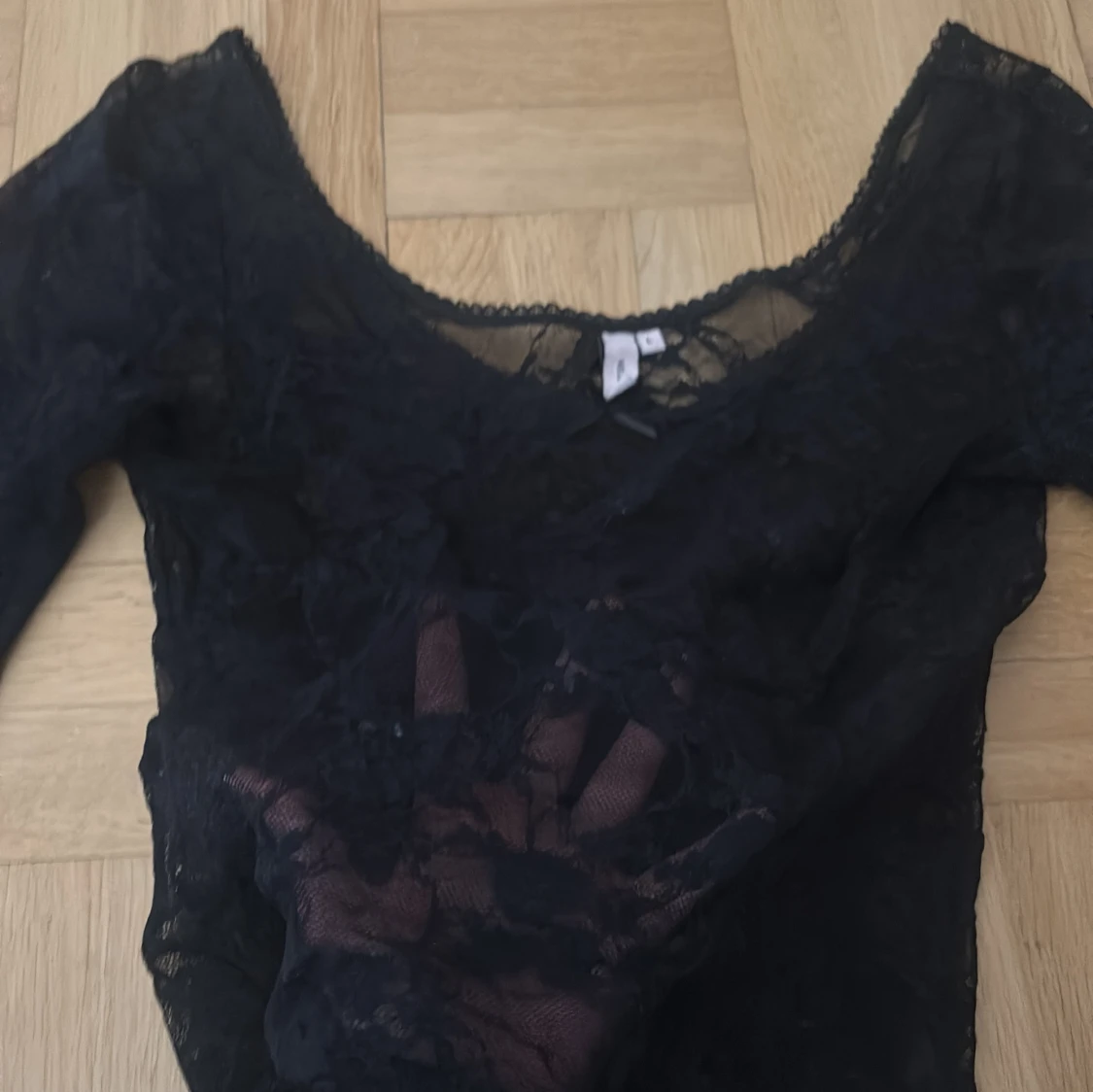 Svart spetsblus med djup urringning  - 1