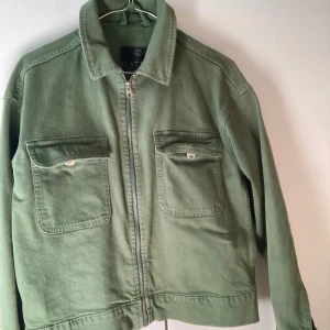 Jeans jacka  - Jeans jacka, grönare i verkligheten. Storlek S/XS. Helt okej skick, bra