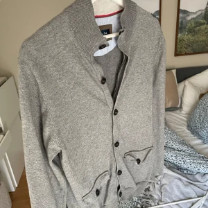 Massimo dutti cardigan - Skön kofta ifrån massimo dutti, tyvärr blivit för liten. Inte alls mycket använd.