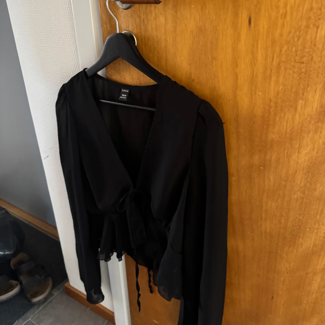 Svart blus med knyt från Shein - 2