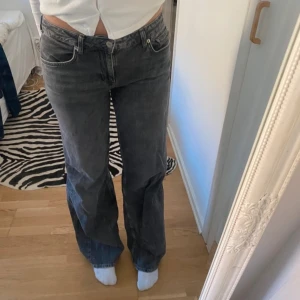 Grå lådmidjade jeans  - Säljer ett par gråa lågmidjade jeans från NA-KD i strl M. Byxorna är endast testade o super fina till allt!💕
