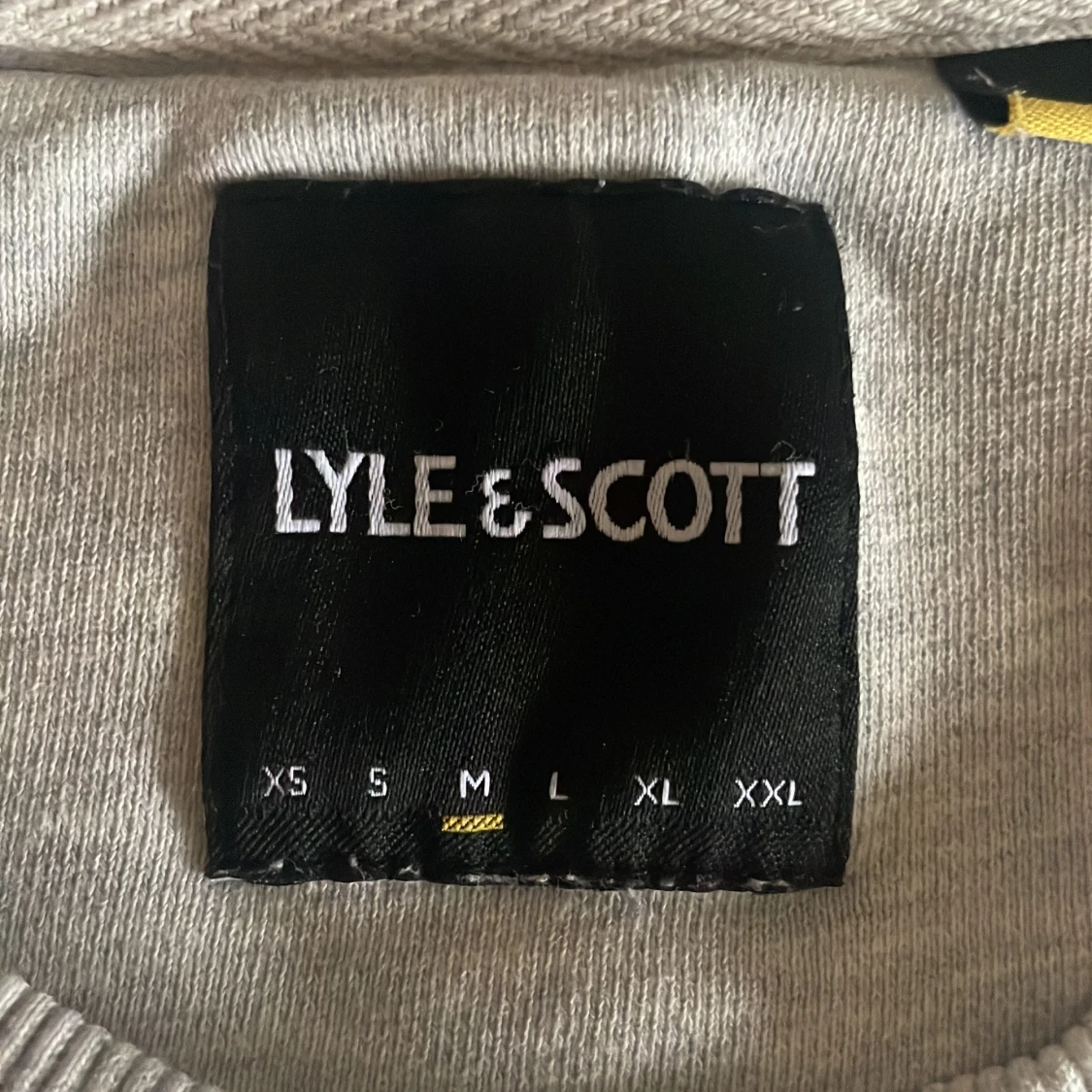 Ljusgrå sweatshirt från Lyle & Scott - 1