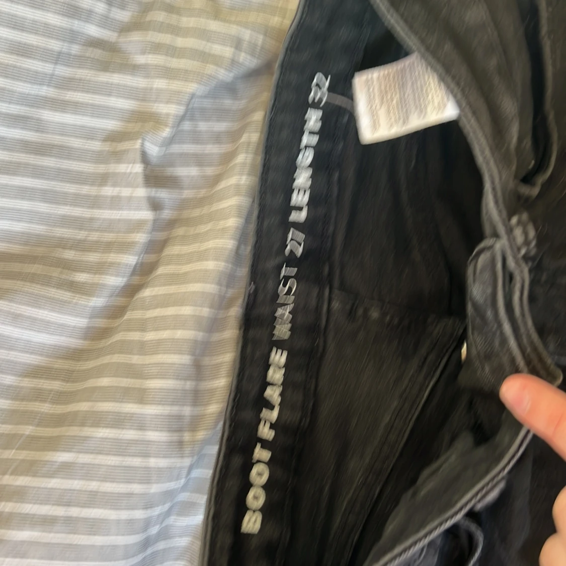 Svarta bootcut jeans med råa kanter - 2