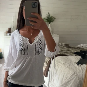 Vit blus  - En superfin vit blus med broderier🌊🫧🤍☀️
