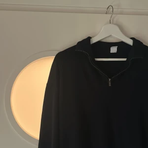 Mörkblå halvzip tröja - Mörkblå zip • sälj pågrund av att jag växt ur den • sitter snyggt och stiligt • kom med frågor !