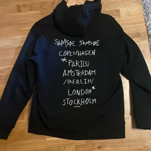  Samsøe Samsøe hoodie strl S  - Svart hoodie från Samsøe Samsøe i ny skick. Inga skador eller märken, knappt använd.