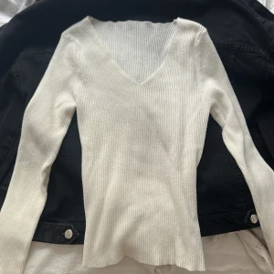 Vit ribbad v-ringad tröja - Säljer en vit ribbad tröja med v-ringning och långa ärmar. Strl S & använd bara några gånger!!💕💕