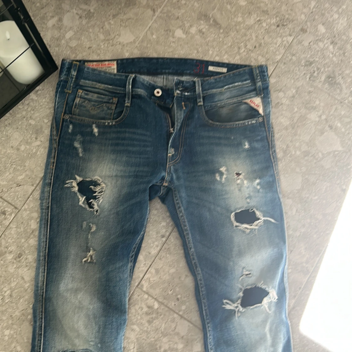 Blå slitna jeans från Replay