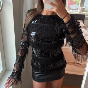 Svart fest tröja xs - Svart snygg fest tröja med paljetter storlek xs. Perfekt skick. 