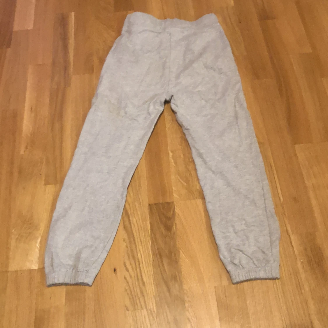Grå mjukisbyxor med dragsko - 1
