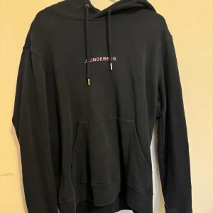 Mörkblå hoodie från J.Lindeberg - Diggar hoodien men har tyvärr blivit lite liten för mig, inga skador på den. Passar L/M