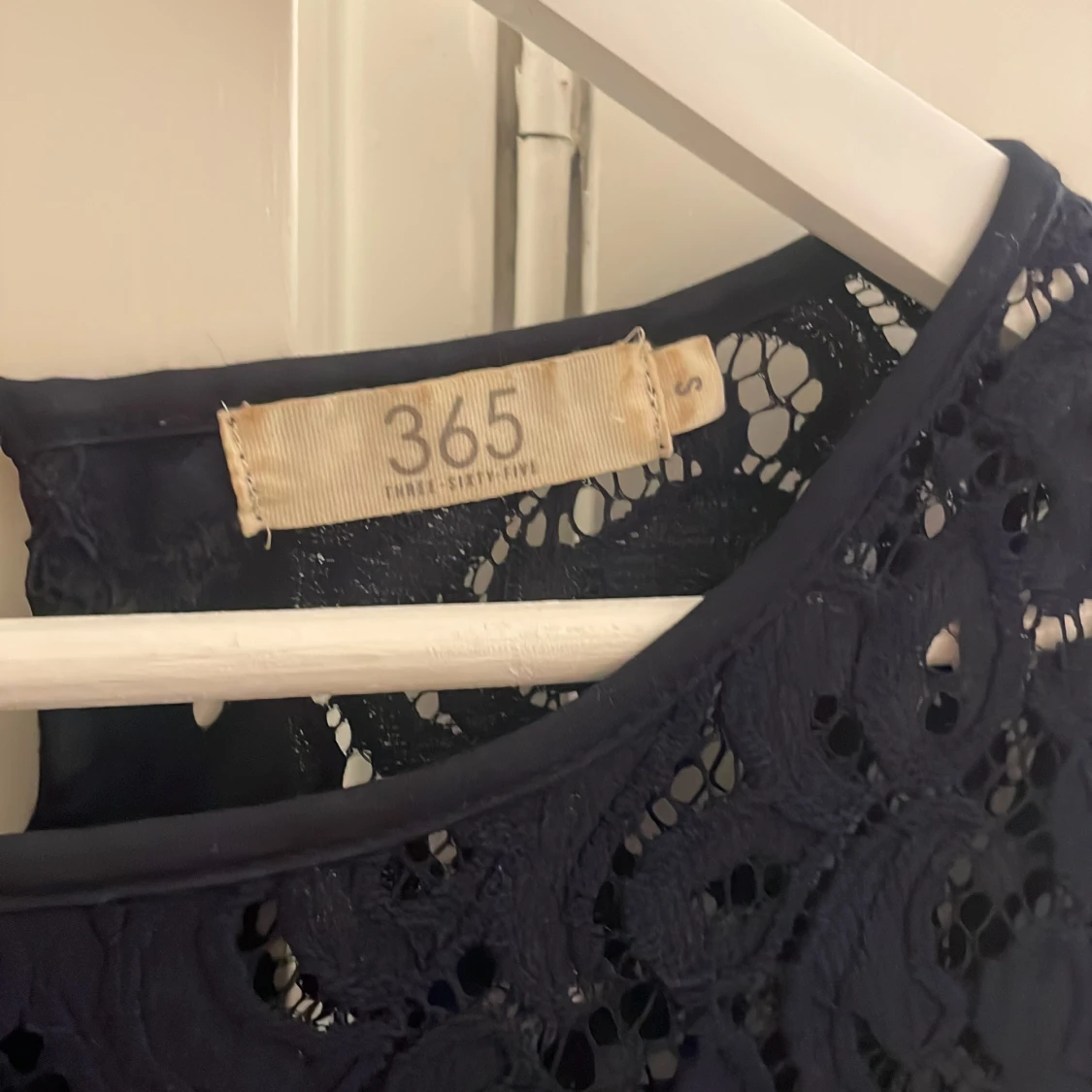 Mörkblå spetsblus från 365 - 2