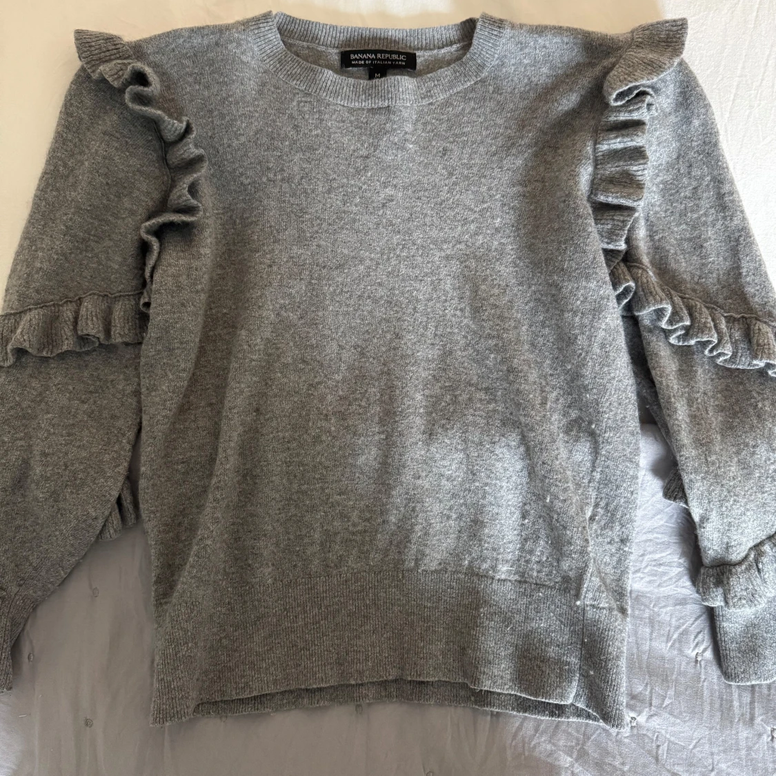 Grå volangtröja från Banana Republic
