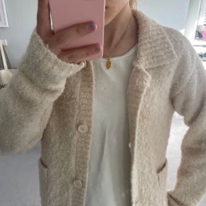 Beige stickad kofta - Mysig beige kofta!