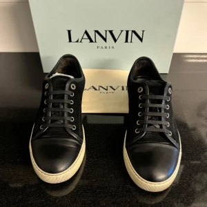 Lanvin Skor - Feta Lanvin skor i svart | UK 7 som motsvarar ca 41-42 | Dem är i ett väldigt bra skick och nästan inga tecken av användning | Lanvin-dustbag följer med | Tveka inte att kontakta oss vid minsta fundering!