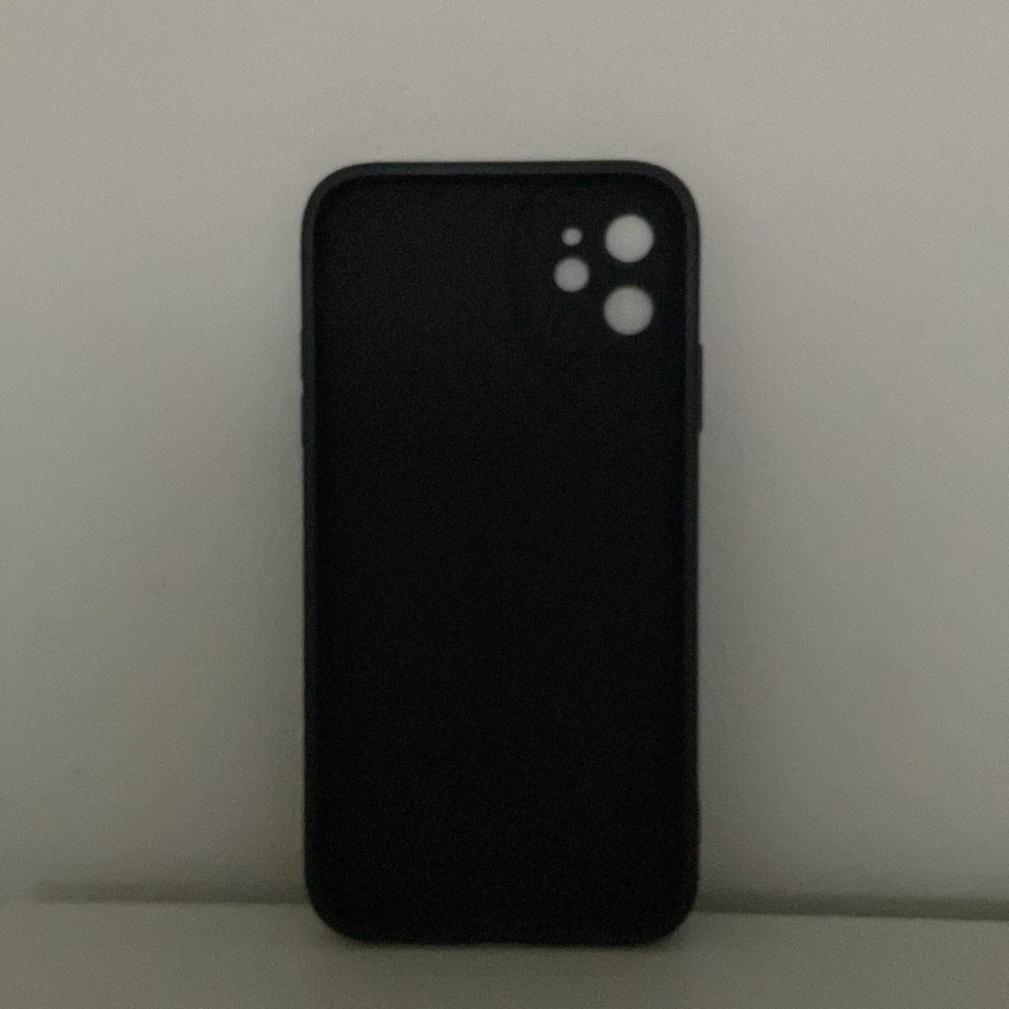 Svart mobilskal med korsdetalj iPhone 11 - 1